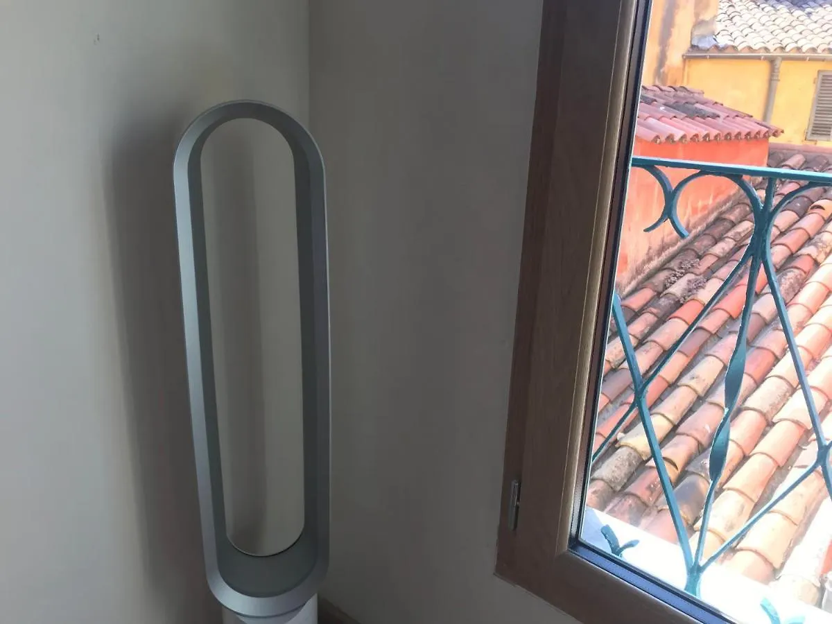Spacious And Bright Flat Close To The Beach : Heart Of Old Nice 0*,  France