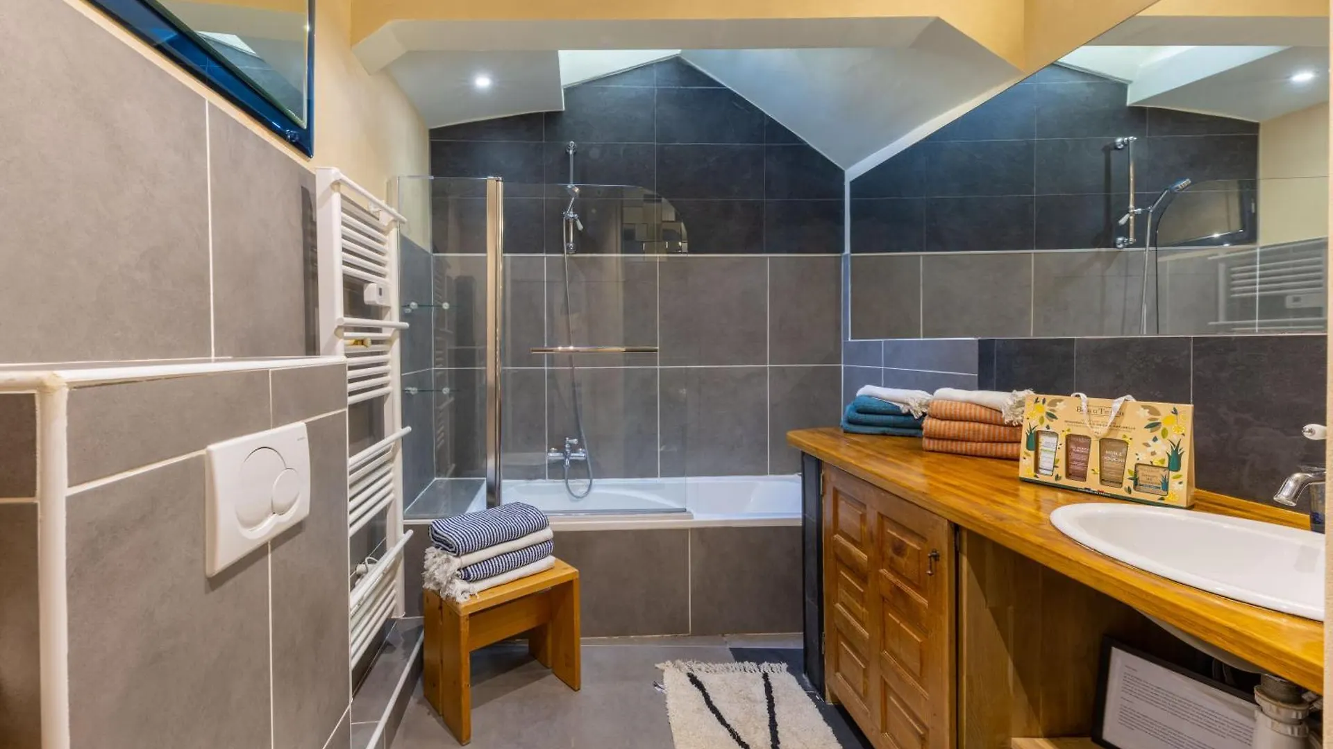 Spacious And Bright Flat Close To The Beach : Heart Of Old Nice Apartment